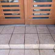 玄関タイル張替え